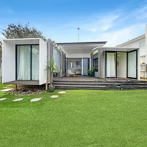 https://funky-beachfront-box.hotelssunshinecoast.net